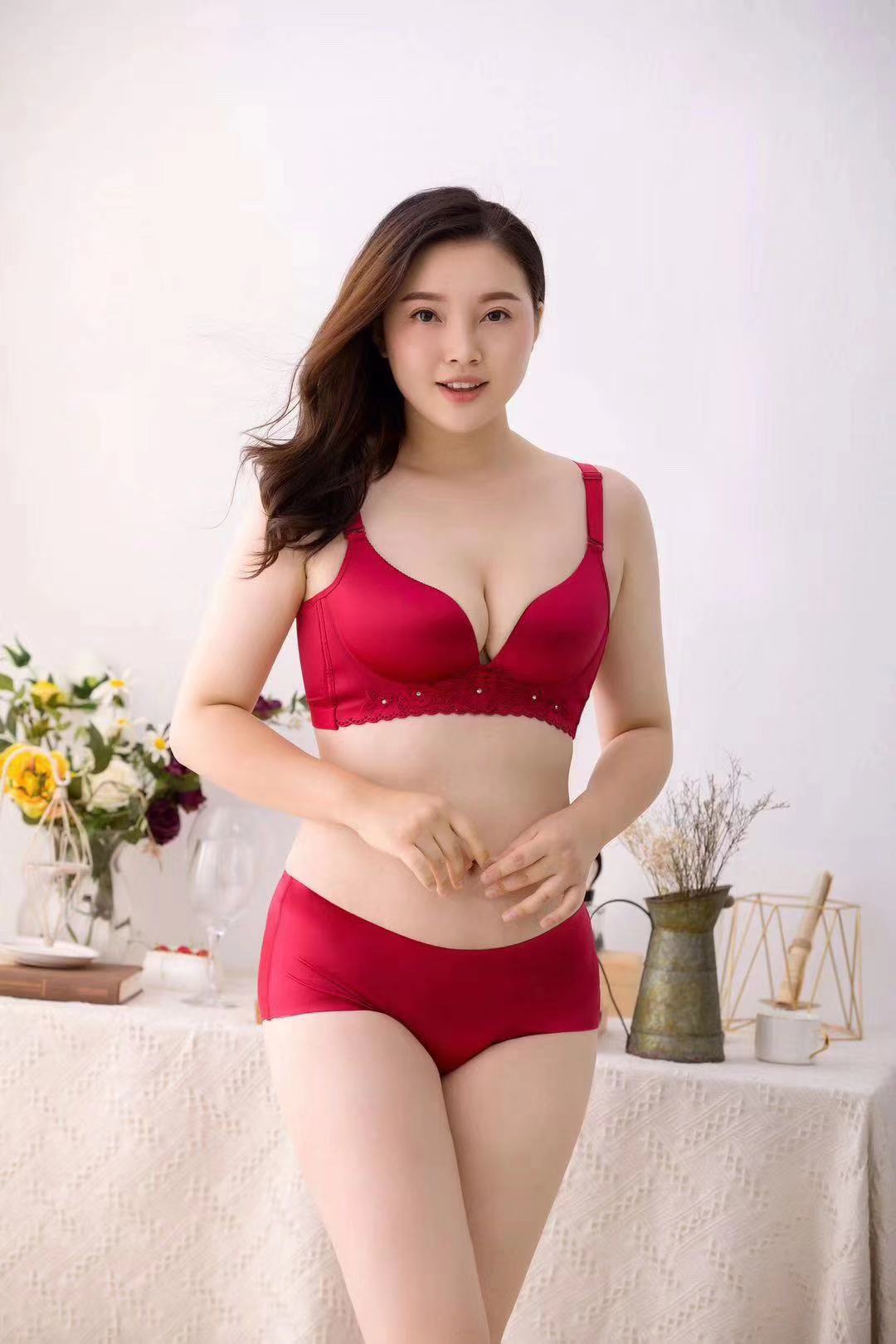 女模特內(nèi)衣文胸拍攝